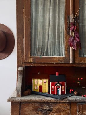 Kerzenhäuschen „Rotes Schwedenhaus mit blauer Tür“