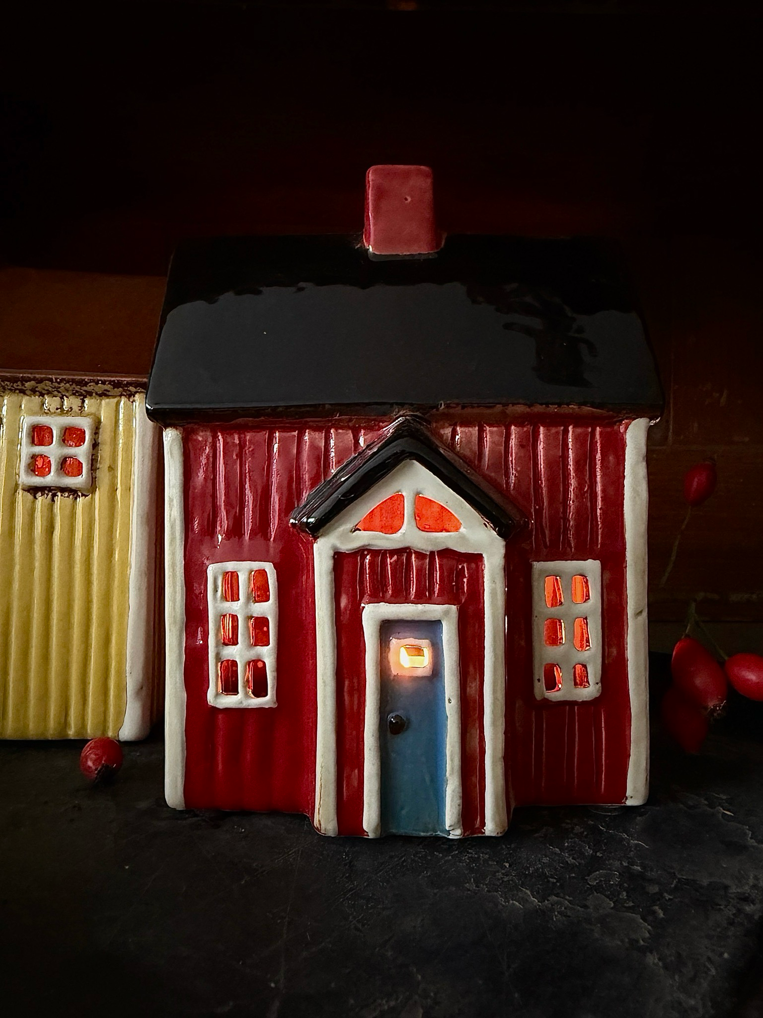 Kerzenhäuschen „Rotes Schwedenhaus mit blauer Tür“