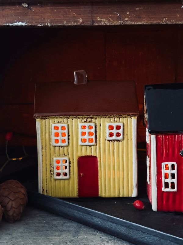 Kerzenhäuschen „Gelbes Schwedenhaus mit roter Tür“ Kerzenhäuschen „Gelbes Schwedenhaus mit roter Tür“