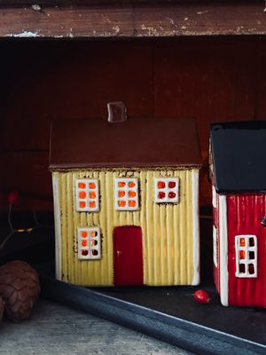 Kerzenhäuschen „Gelbes Schwedenhaus mit roter Tür“