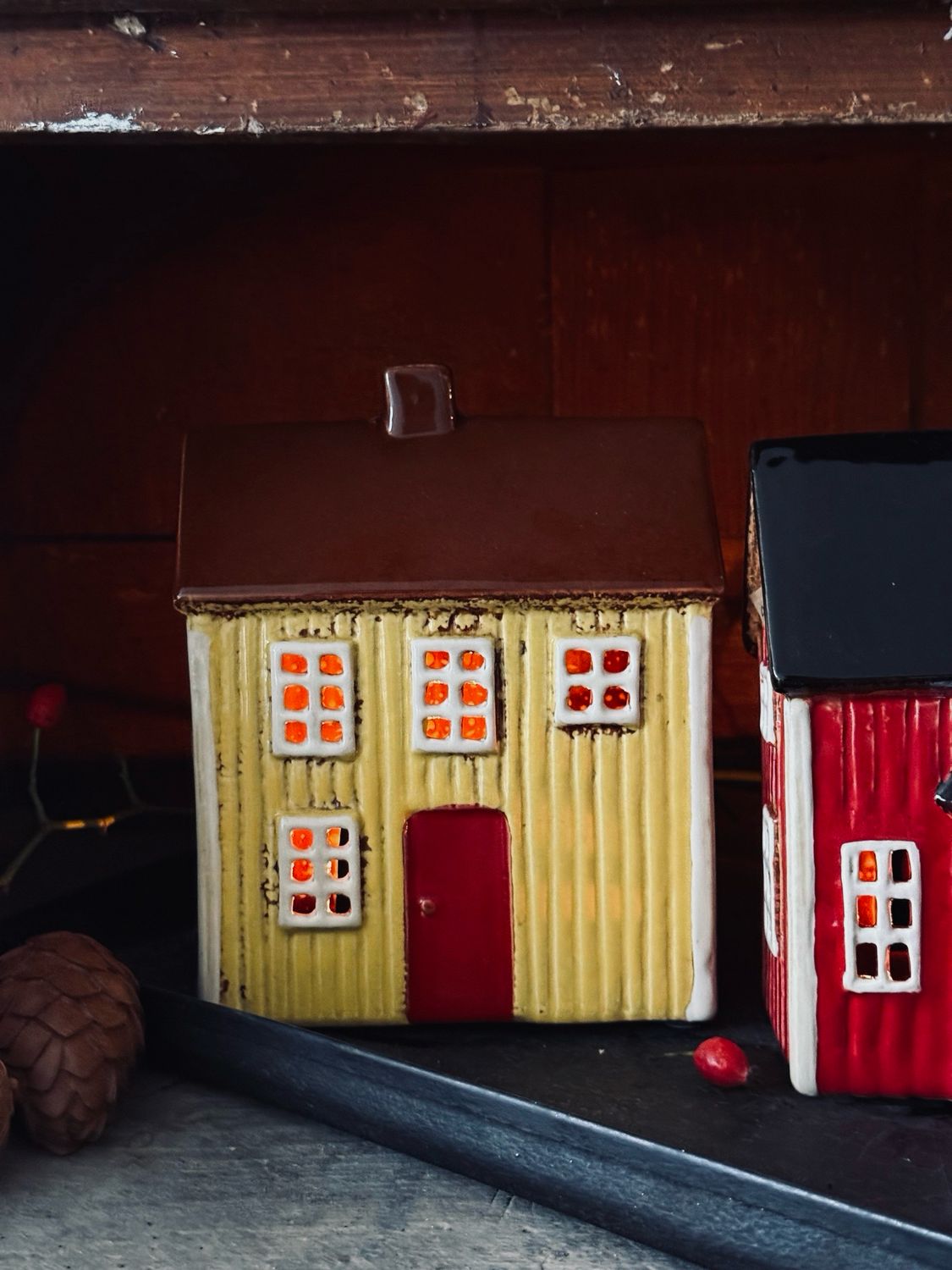 Kerzenhäuschen „Gelbes Schwedenhaus mit roter Tür“