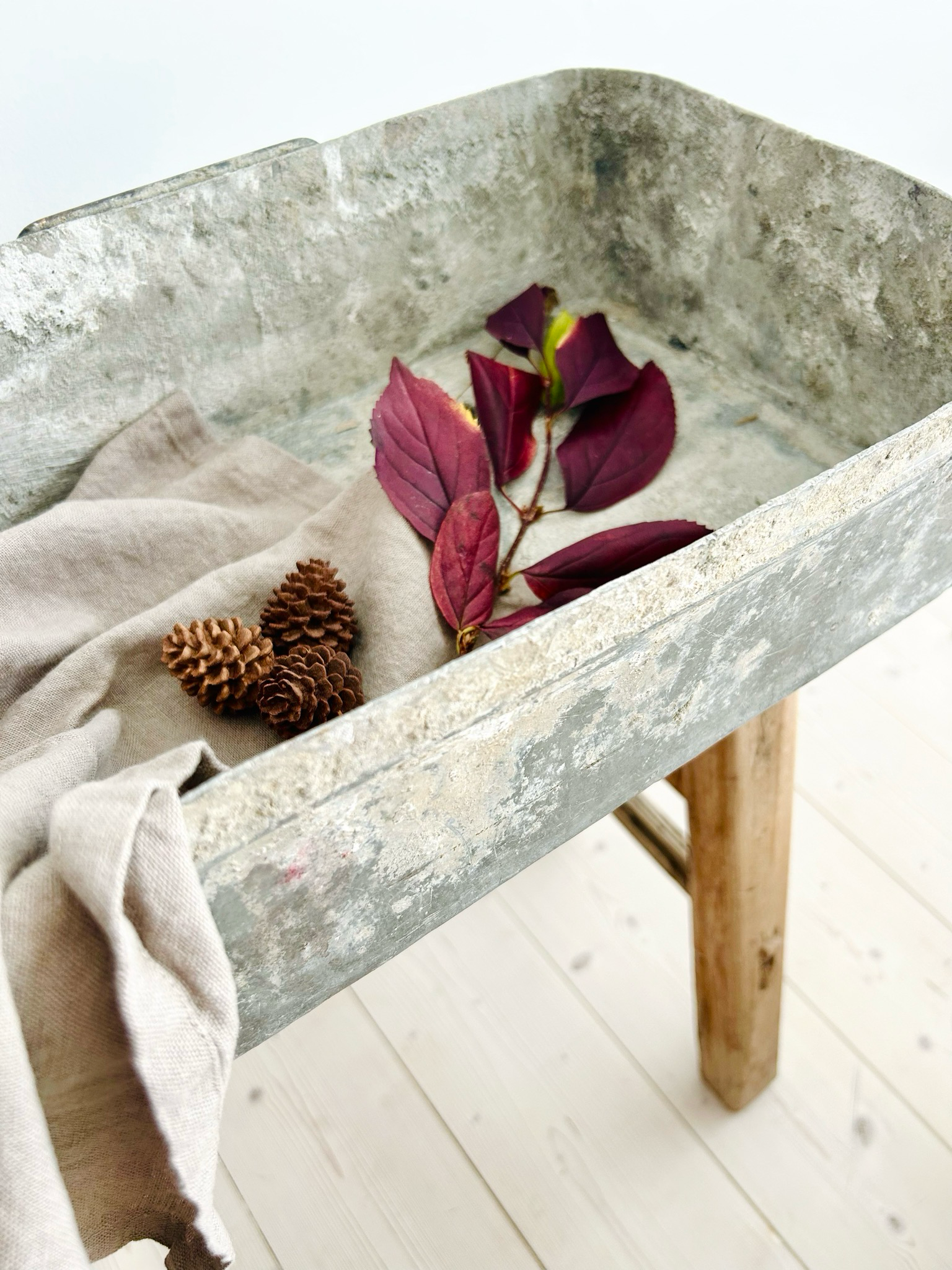 Handgeschnitzte Zapfen Latschenkiefer aus Walnussholz, in 4cm