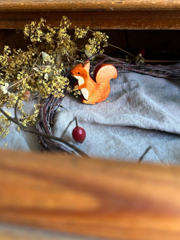 Handgemachtes Holztier „Eichhörnchen“ aus dem Allgäu Handgemachtes Holztier „Eichhörnchen“ aus dem Allgäu