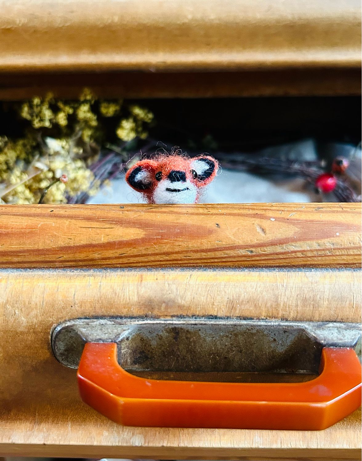 Handgefilzter Fuchs sitzend