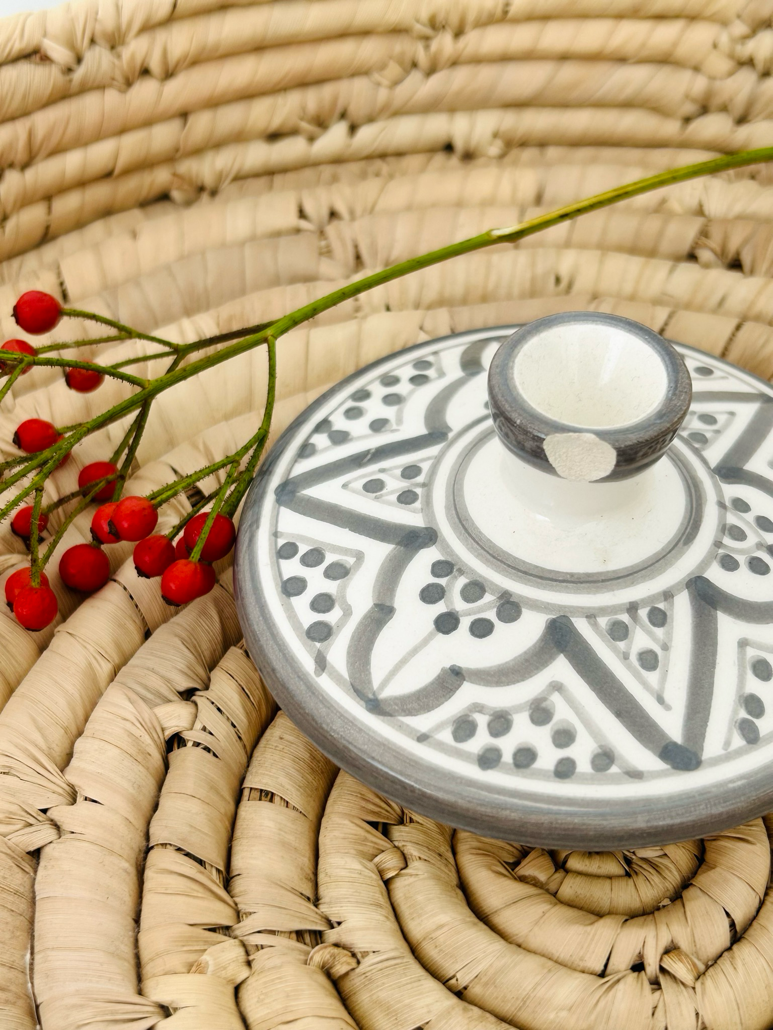 Handgemachte Keramikdose „Marokko“ in grau/weissem Muster, mit kleinem Fehlerchen