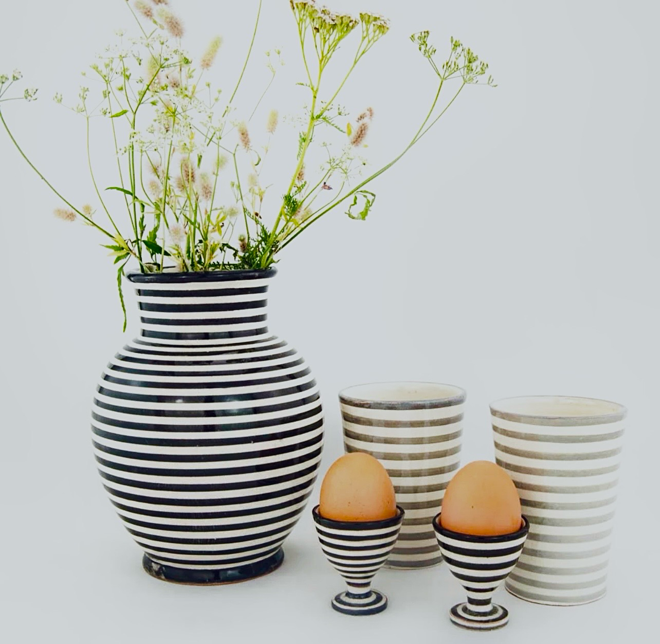 Handgemachte marokkanische Keramikvase „Malvina“, schwarze Streifen