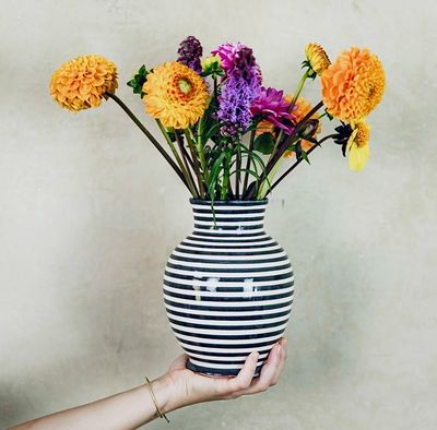 Handgemachte marokkanische Keramikvase „Malvina“, schwarze Streifen Handgemachte marokkanische Keramikvase „Malvina“, schwarze Streifen