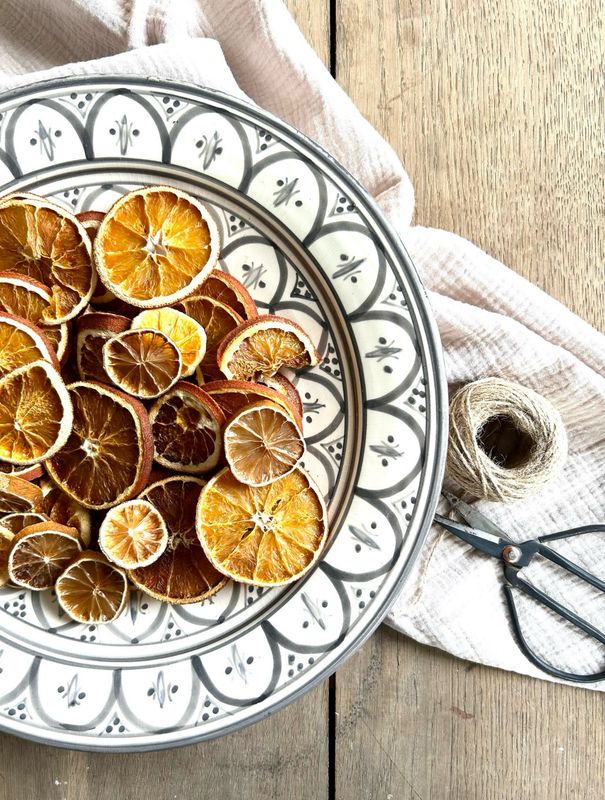 Grosser handgemachter marokkanischer Servierteller „Amalia“ in 35cm, Muster grau mit kleinem Fehlerchen Grosser handgemachter marokkanischer Servierteller „Amalia“ in 35cm, Muster grau mit kleinem Fehlerchen