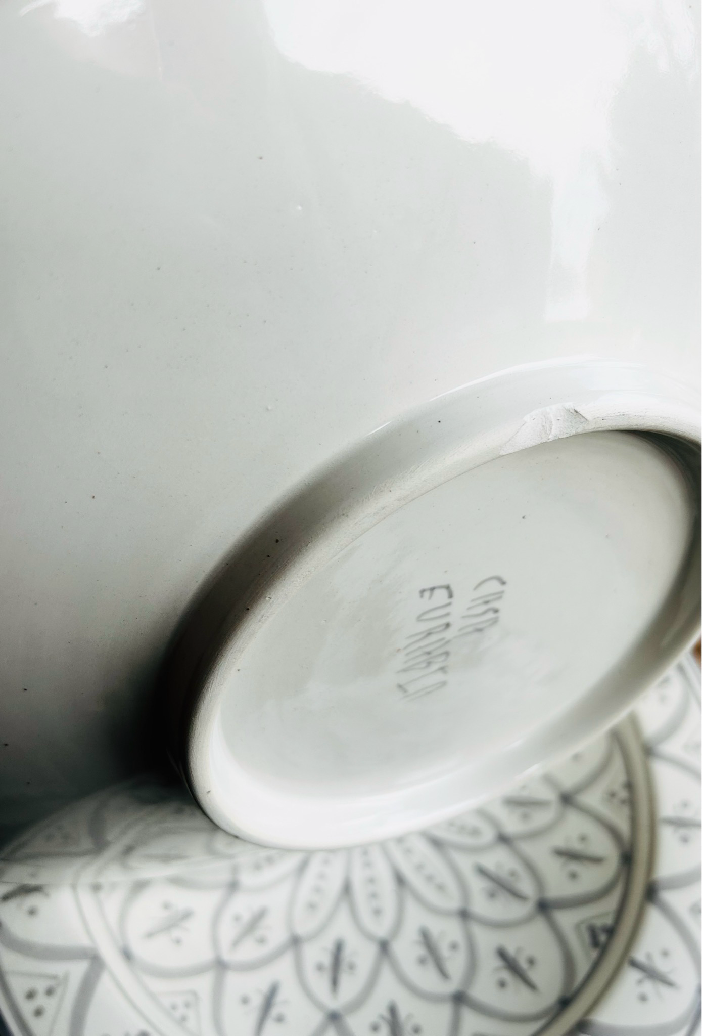 Grosser handgemachter marokkanischer Servierteller „Amalia“ in 35cm, Muster grau mit kleinem Fehlerchen