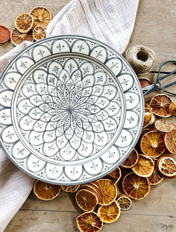 Kleiner handgemachter marokkanischer Servierteller „Amalia“ in 30cm, graues Muster, mit kleinen Fehlerchen Kleiner handgemachter marokkanischer Servierteller „Amalia“ in 30cm, graues Muster, mit kleinen Fehlerchen