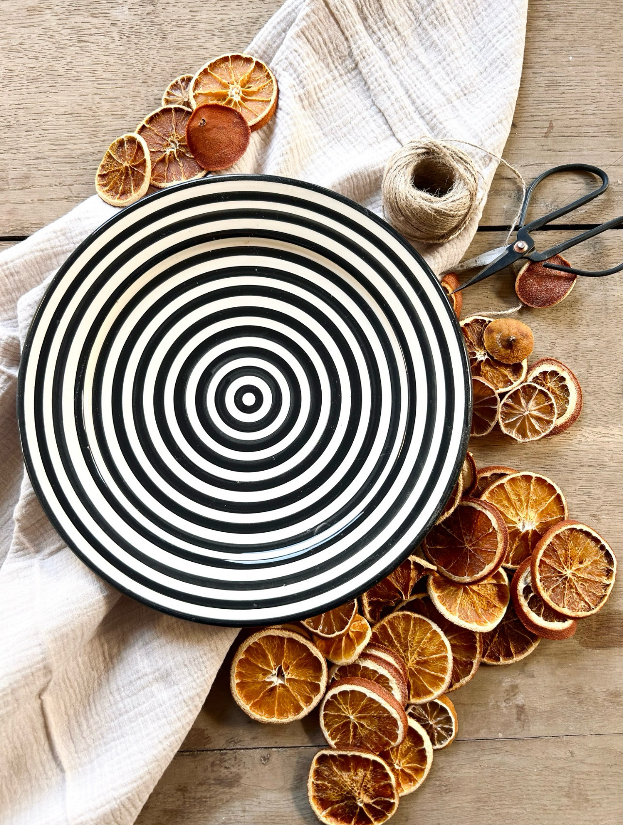 Grosser handgemachter Servierteller „Greta“ in 35cm, Streifen schwarz