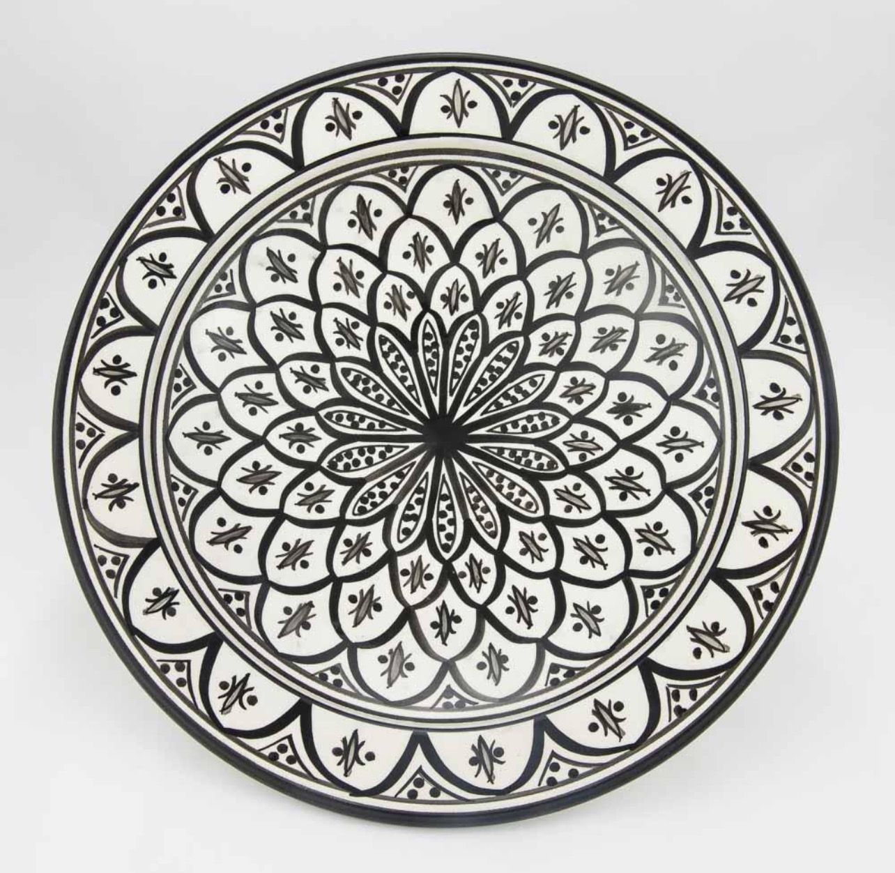 Kleiner handgemachter Servierteller „Lucie“ in 30cm, Muster schwarz