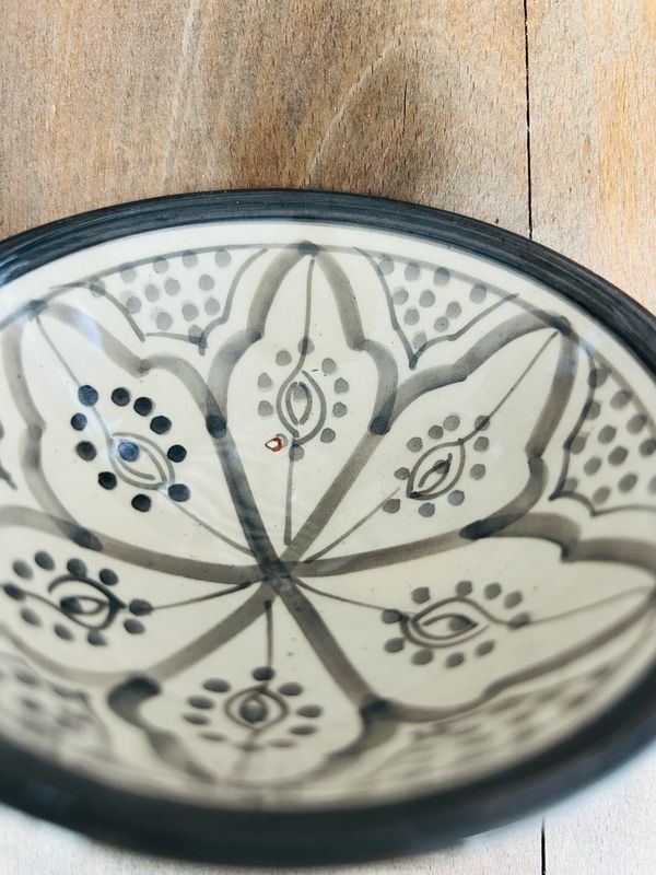 Handgemachtes marokkanisches Dipschälchen „Alma“, Muster grau in 10cm, mit kleinem Fehlerchen Handgemachtes marokkanisches Dipschälchen „Alma“, Muster grau in 10cm, mit kleinem Fehlerchen