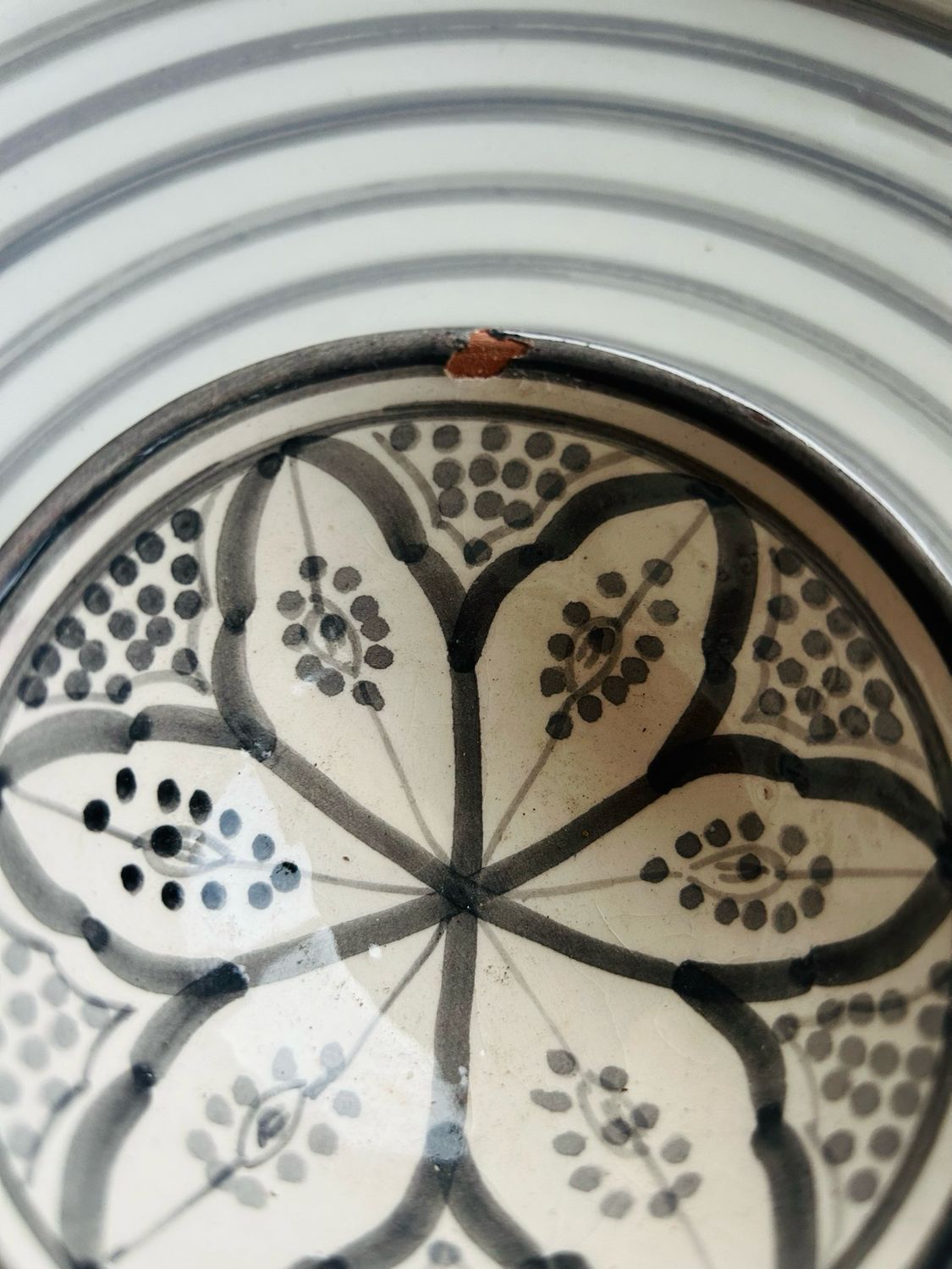 Handgemachtes Dipschälchen „Alma“ in 10cm, Muster grau mit kleinem Fehlerchen
