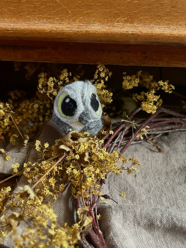 Handgefilzte graue Eule