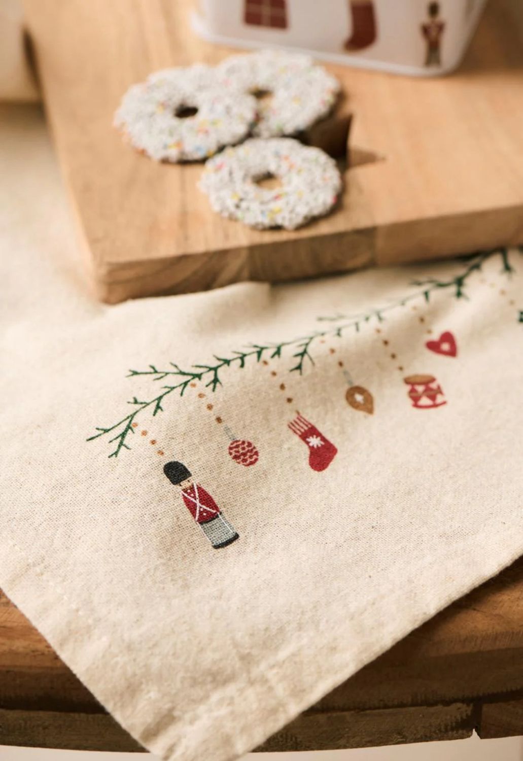 Weihnachtliches Geschirrtuch „Julius“ natur, mit typisch skandinavischem Weihnachtsmuster von Ib Laursen