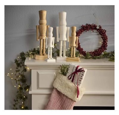 Weisse Holzfigur „Nussknacker“ von Ib Laursen Weisse Holzfigur „Nussknacker“ von Ib Laursen