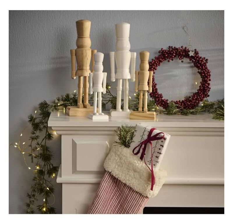 Weisse Holzfigur „Nussknacker“ von Ib Laursen Weisse Holzfigur „Nussknacker“ von Ib Laursen