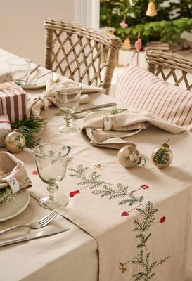 Tischläufer „Tradition“ mit Tannengirlande und Weihnachtsschmuck, von Ib Laursen Tischläufer „Tradition“ mit Tannengirlande und Weihnachtsschmuck, von Ib Laursen