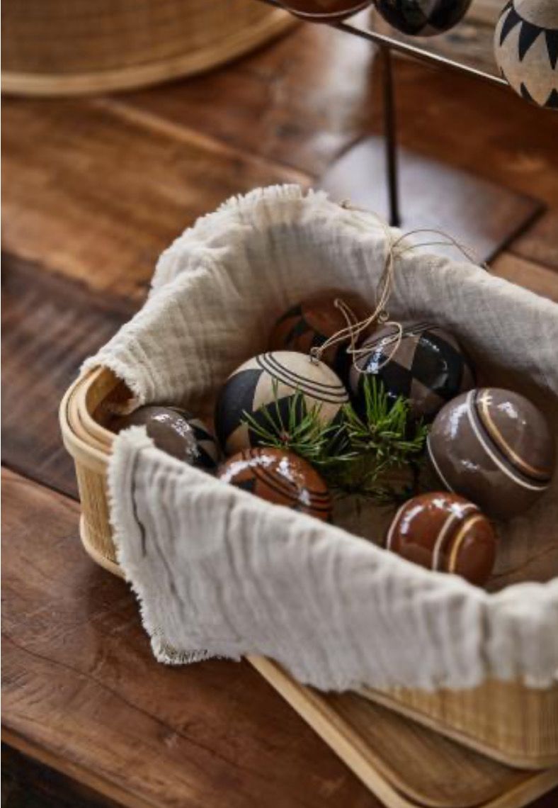 Kleine skandinavische Weihnachtskugeln „Milky Brown“ aus Pappmaché einzeln, von Ib Laursen