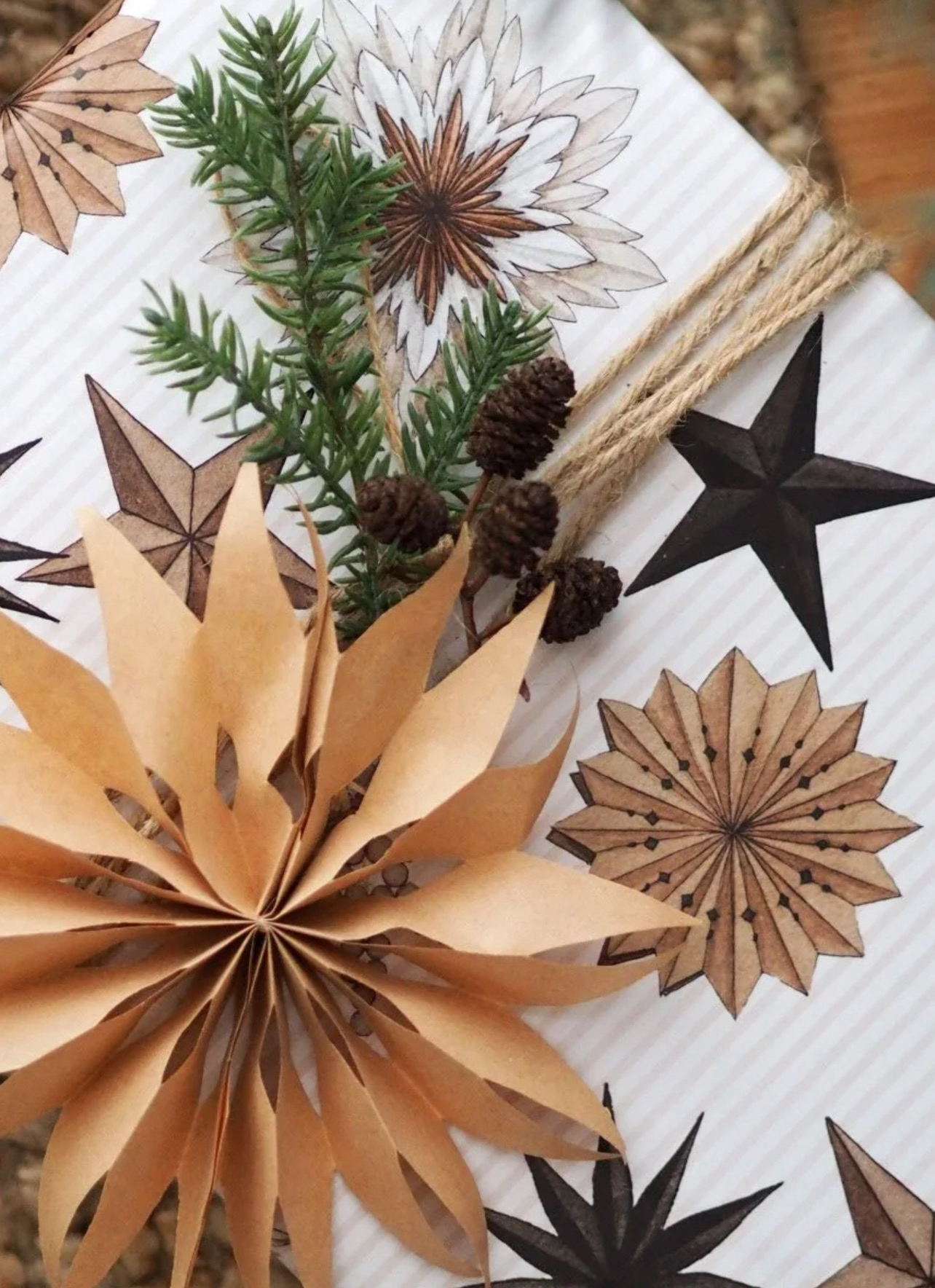 Weihnachtliches Geschenkpapier „Papiersterne“ von Frollein Lücke