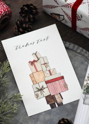 Postkarte „Geschenkeberg“ von Frollein Lücke Postkarte „Geschenkeberg“ von Frollein Lücke