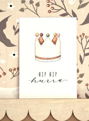 Postkarte Geburtstagskrone „Hip Hip Hurra“ von Frollein Lücke Postkarte Geburtstagskrone „Hip Hip Hurra“ von Frollein Lücke