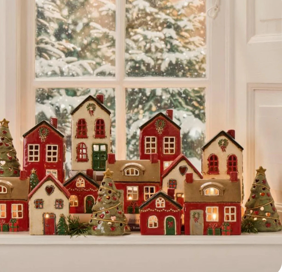 Haus für Teelicht „Stillenat“, mit rotem Dach und Tannenbaum, Ib Laursen