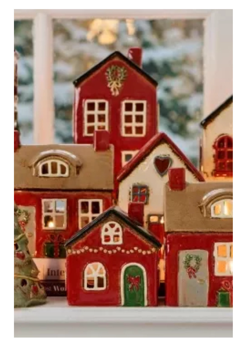 Haus für Teelicht „Stillenat“, mit roter Schleife auf der Tür von Ib Laursen