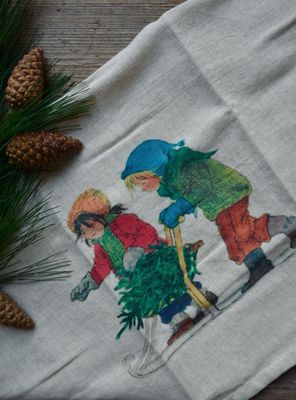 Weihnachtliche Kissenhülle „Bullerbyn“ von Astrid Lindgren, Storefactory 46x46cm Weihnachtliche Kissenhülle „Bullerbyn“ von Astrid Lindgren, Storefactory 46x46cm