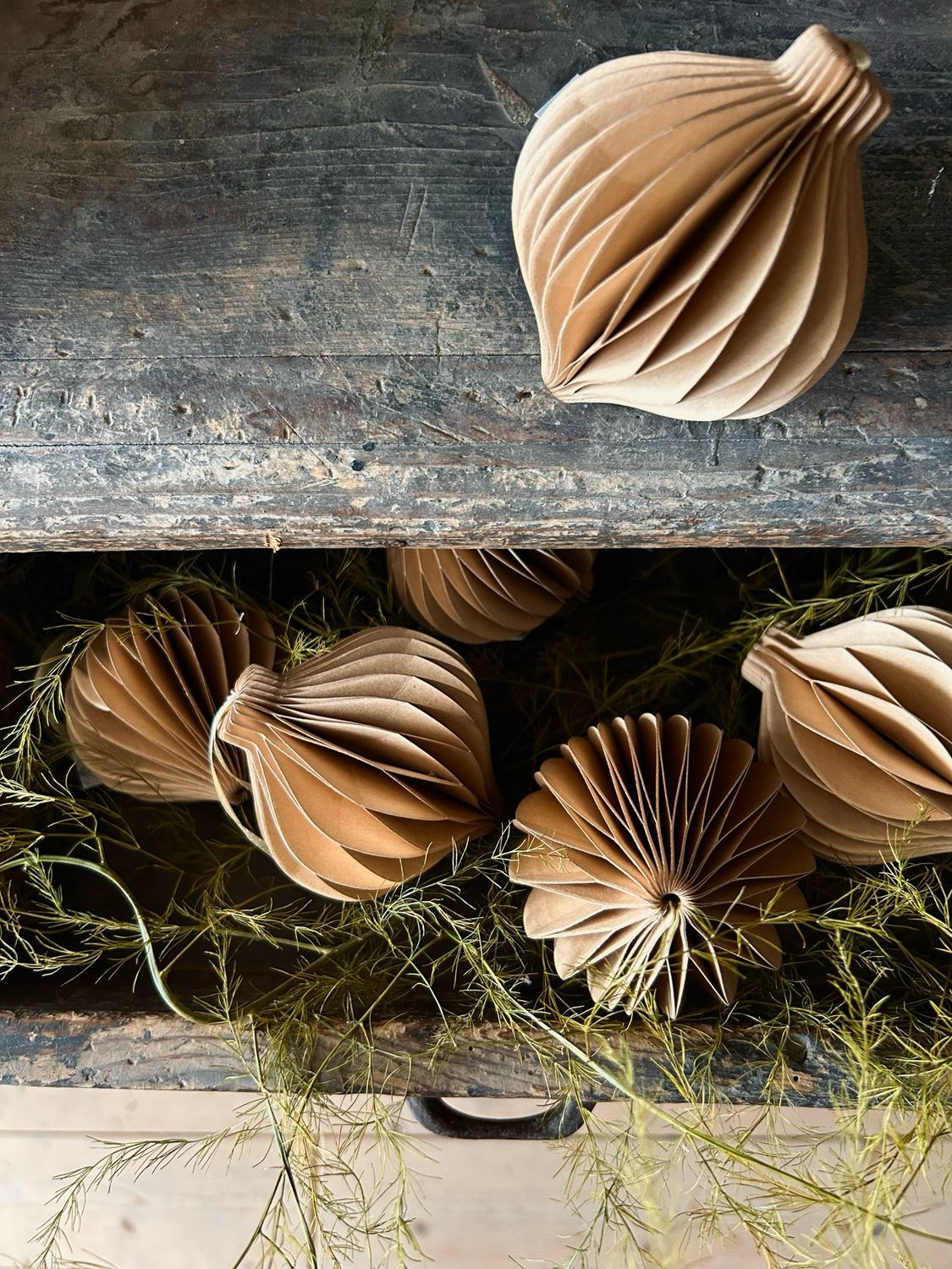 Papierornament „Tropfen“ in goldbraun, von Noordliving