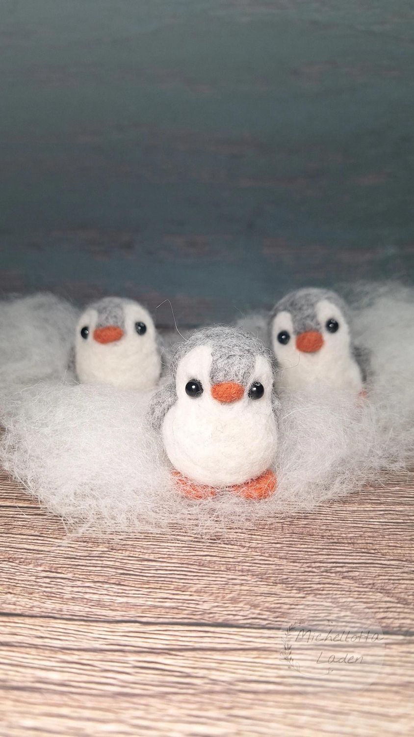 Handgefilzter Pinguin, grau