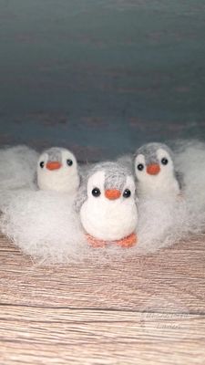 Handgefilzter Pinguin, grau