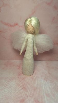 Handgefilzter Engel mit blondem Haar