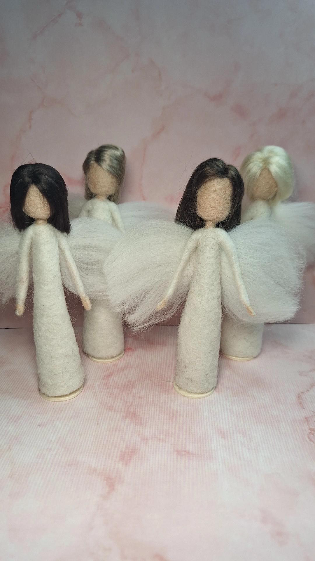 Handgefilzter Engel, dunkelbraune lange Haare