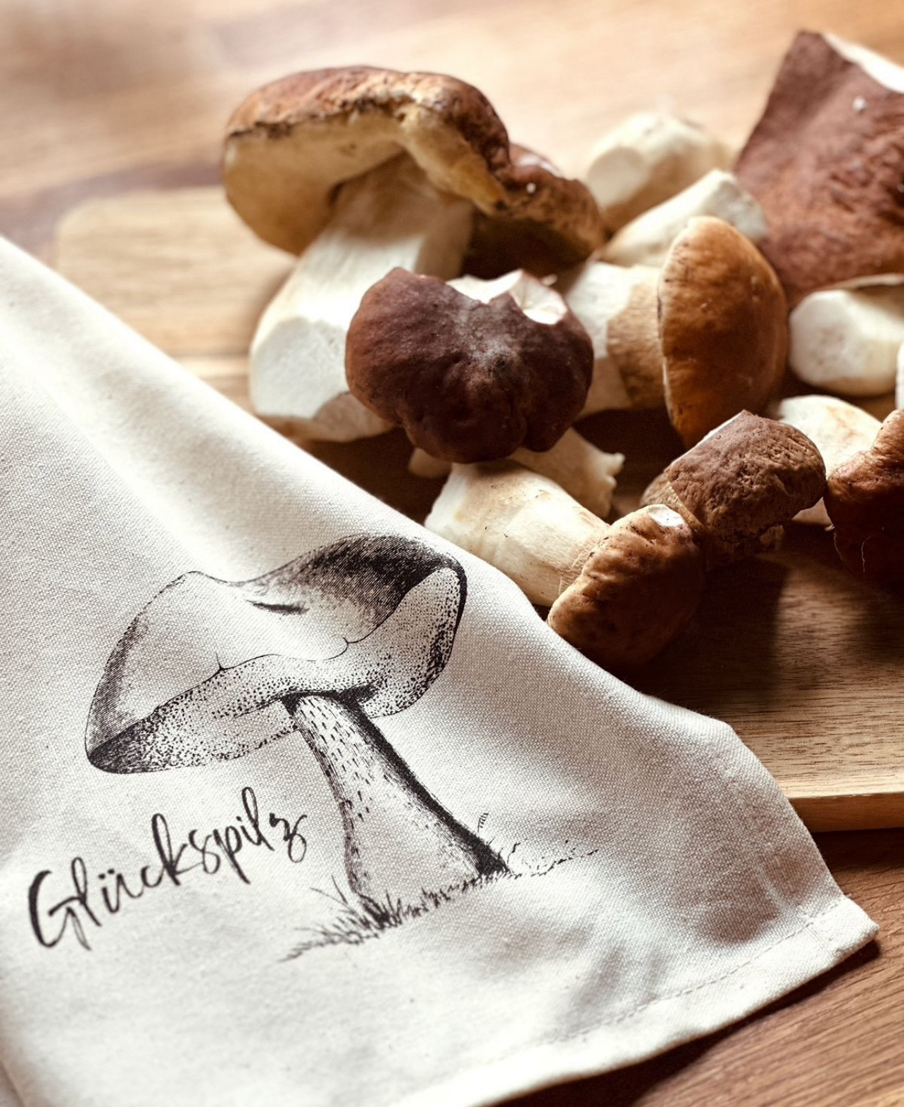 Geschirrtuch aus weisser Baumwolle „Glückspilz“ handbedruckt Siebdruck