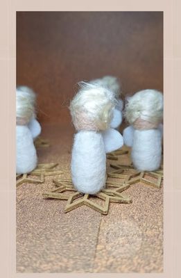 Handgefilzte kleine Engelchen auf goldenen Sternen