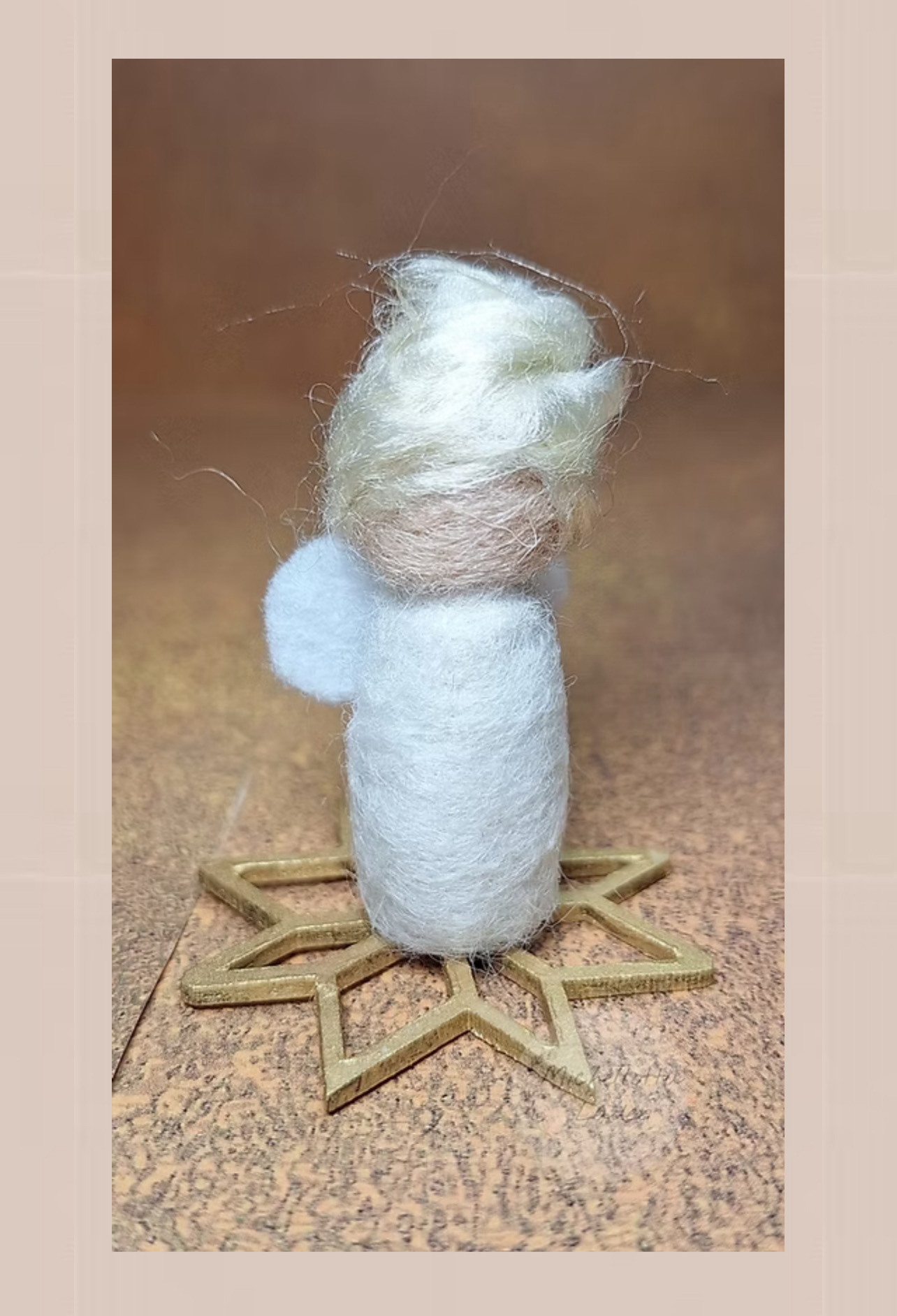 Handgefilzte kleine Engelchen auf goldenen Sternen