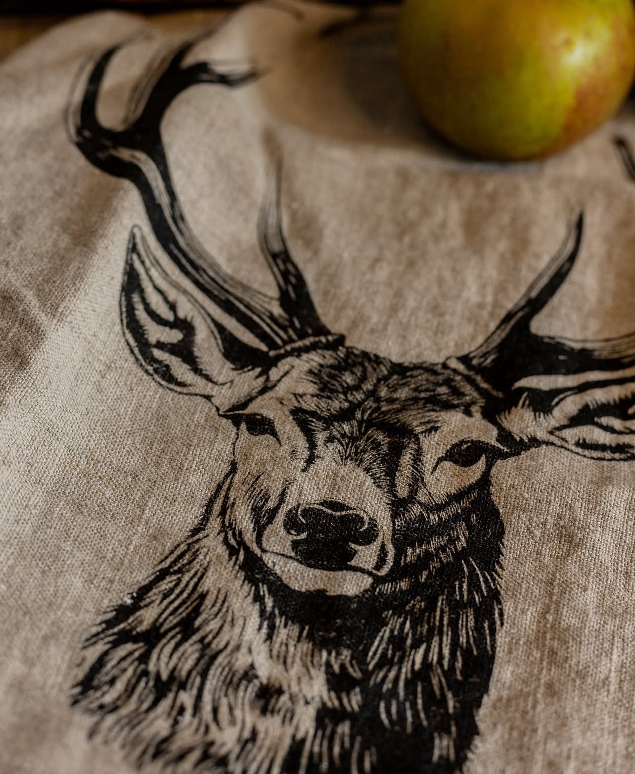 Geschirrtuch „Hirsch“ aus Naturleinen, Handsiebdruck