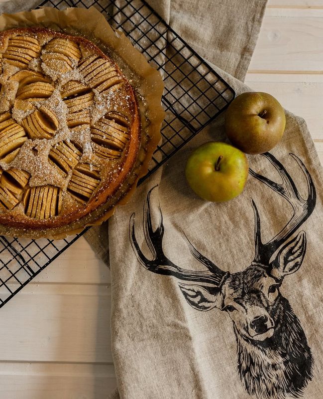 Geschirrtuch „Hirsch“ aus Naturleinen, Handsiebdruck