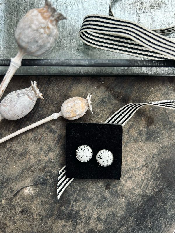 Handgemachte runde Ohrstecker, weiss mit schwarzen Sprenkeln Handgemachte runde Ohrstecker, weiss mit schwarzen Sprenkeln