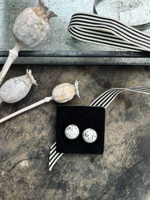 Handgemachte runde Ohrstecker, weiss mit schwarzen Sprenkeln