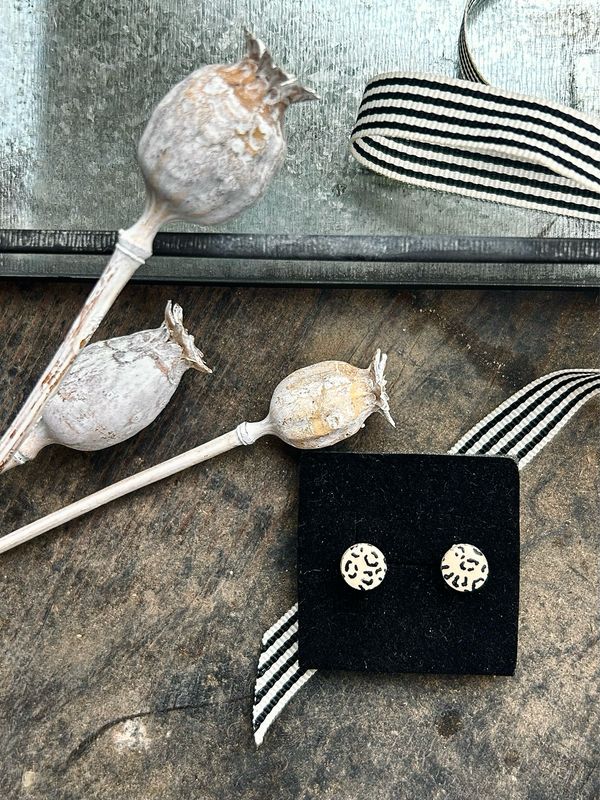 Handgemachte runde Ohrstecker „Leo“ Handgemachte runde Ohrstecker „Leo“