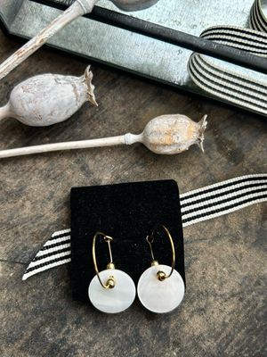 Handgemachte goldfarbene Creolen Ohrringe, mit Perlmutt