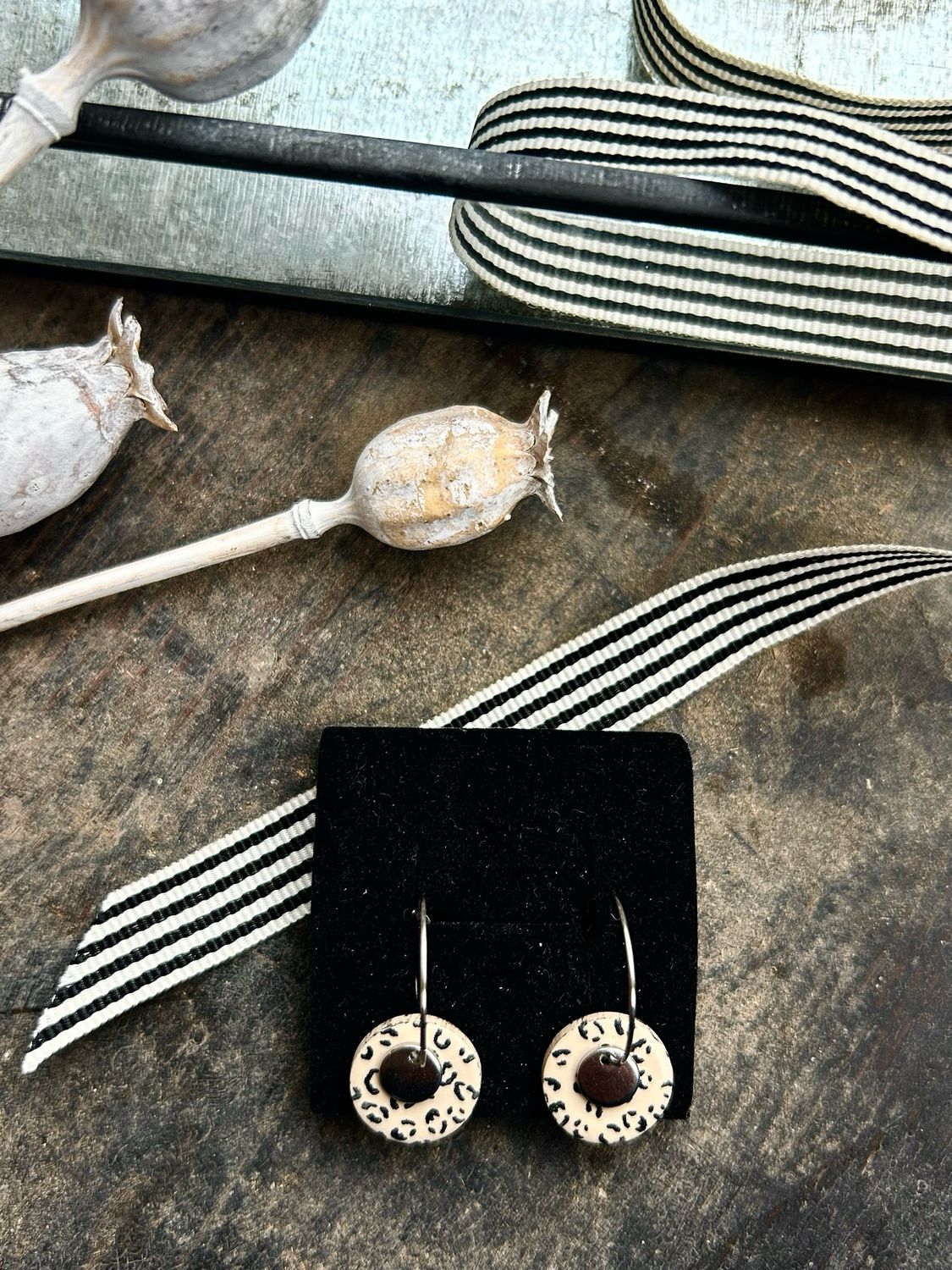 Handgemachte Creolen Ohrringe „Leo“, silber mit Scheiben