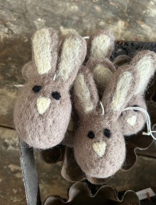 Anhänger „Filzhäschen“, in grau