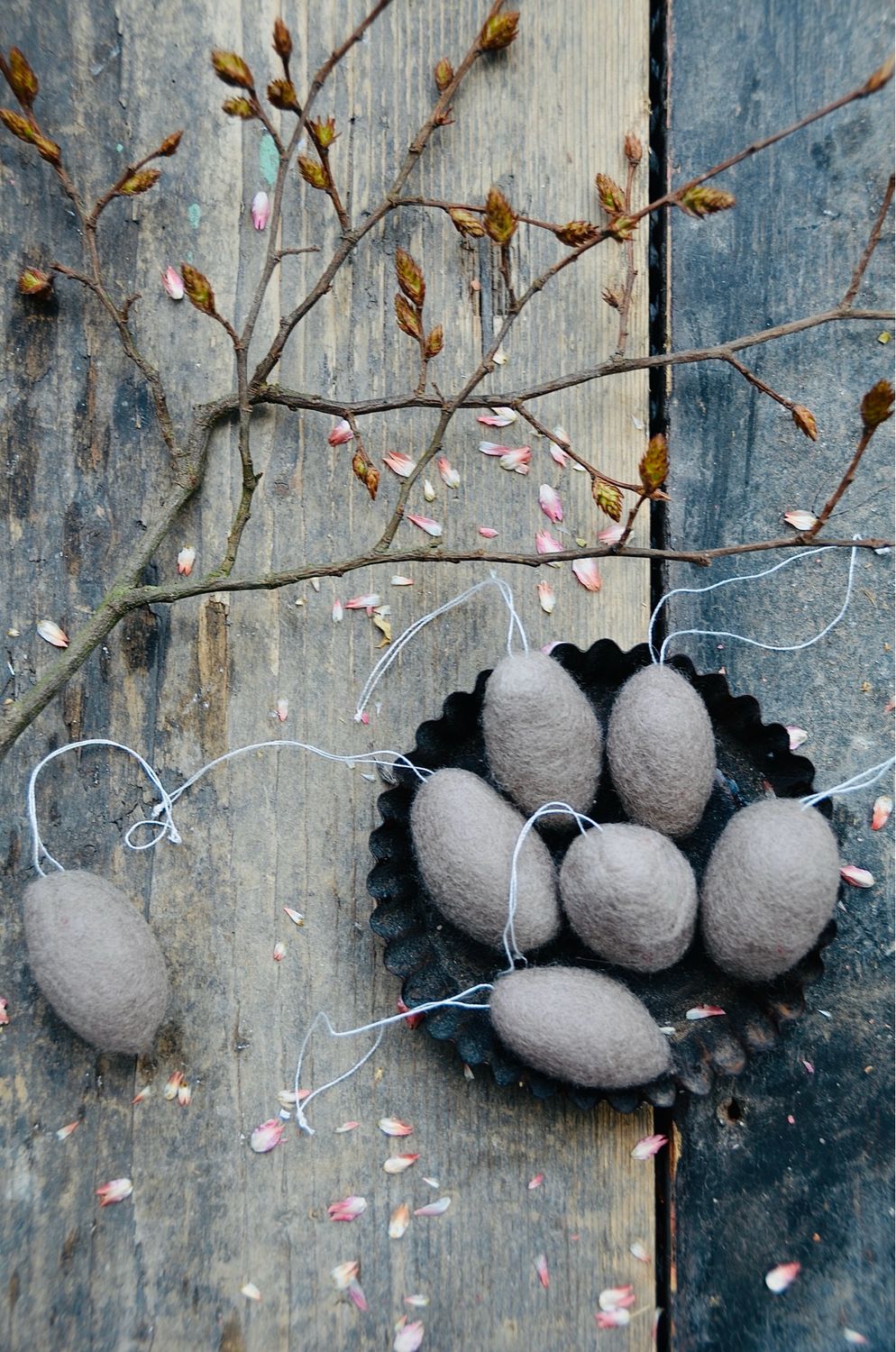 Ostereier aus Filz zum Aufhängen, in walnussgrau
