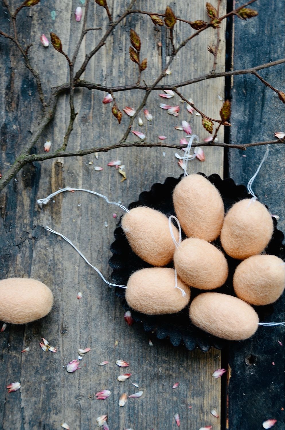 Ostereier aus Filz zum Aufhängen, in der Farbe Lachs