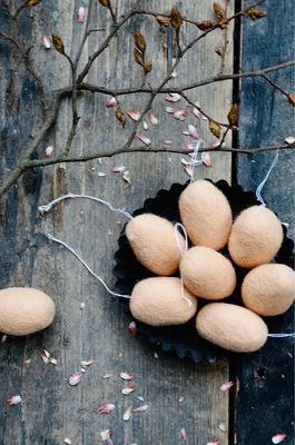 Ostereier aus Filz zum Aufhängen, in der Farbe Lachs