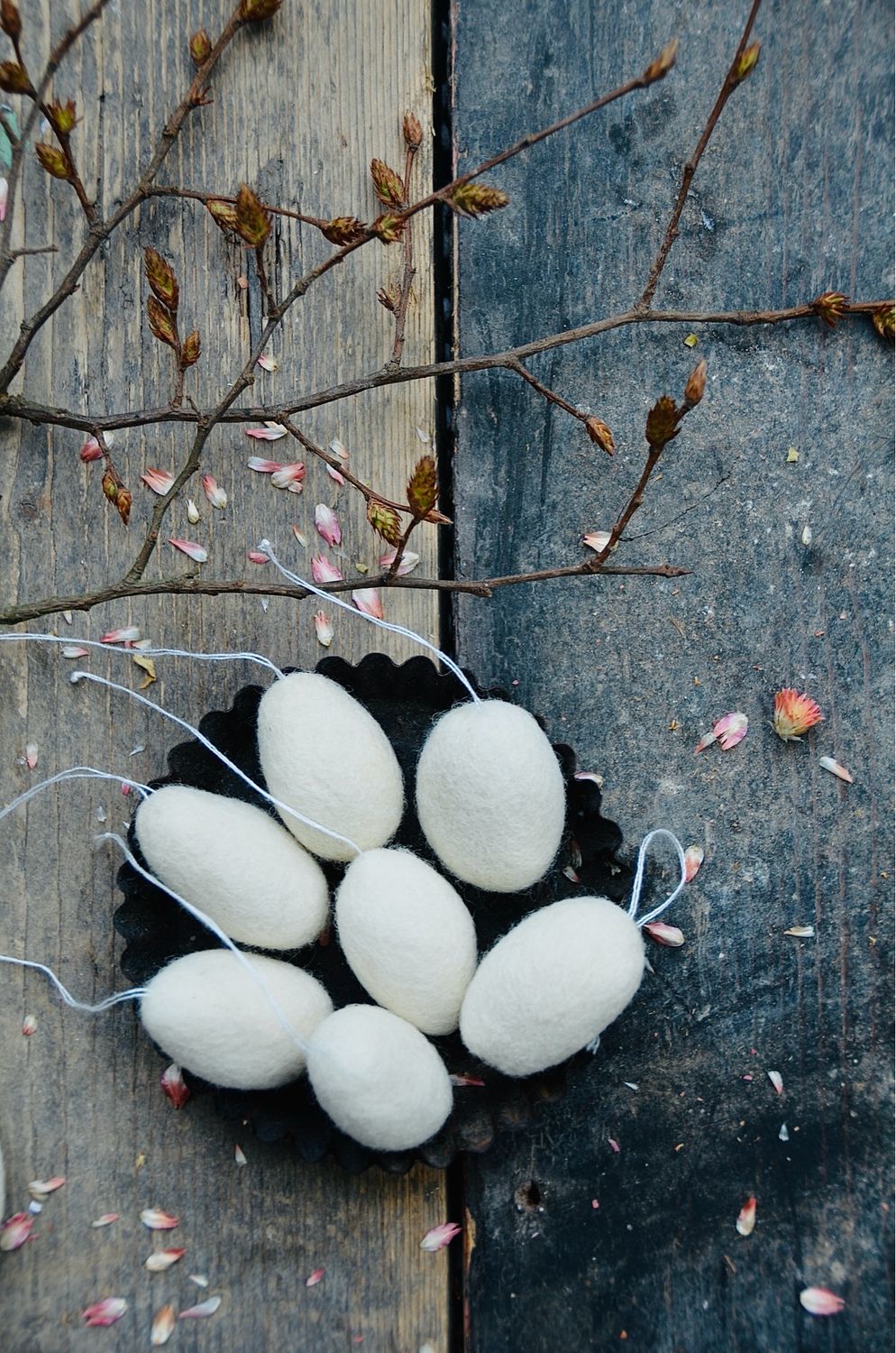 Ostereier aus Filz zum Aufhängen, in naturweiss